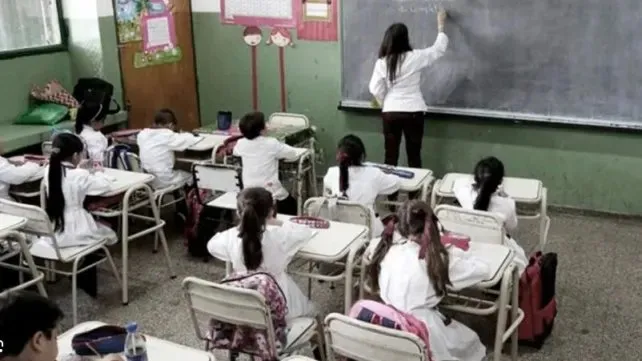 Docentes dando clases.