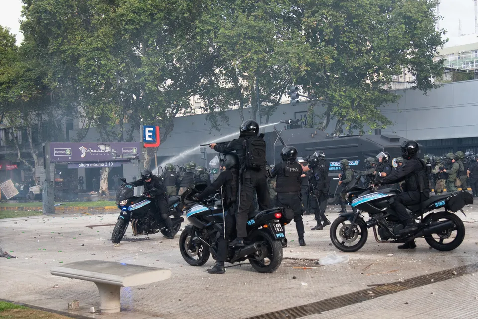 Salvaje y brutal represión del régimen de Milei y Bullrich a jubilados y jubiladas. Salvaje y brutal represión del régimen de Milei y Bullrich a jubilados y jubiladas.