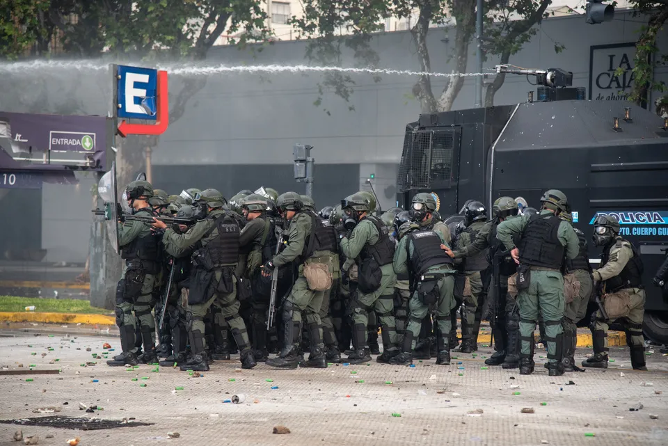 Salvaje y brutal represión del régimen de Milei y Bullrich a jubilados y jubiladas. Salvaje y brutal represión del régimen de Milei y Bullrich a jubilados y jubiladas.
