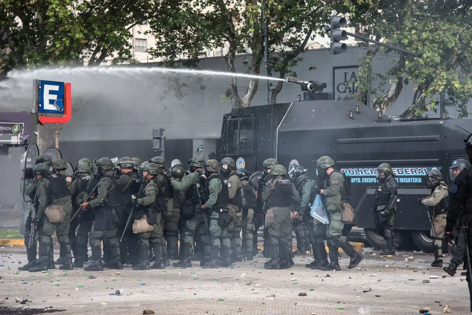 Salvaje y brutal represión del régimen de Milei y Bullrich a jubilados y jubiladas. Salvaje y brutal represión del régimen de Milei y Bullrich a jubilados y jubiladas.